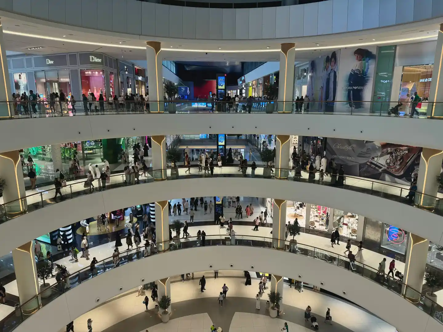 Dubai Mall Aquarium – Largest Indoor Mall Aquarium